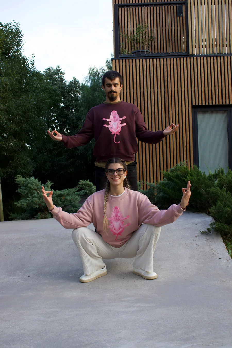Mafer y Luis con camiseta de Un Par de Yoguis