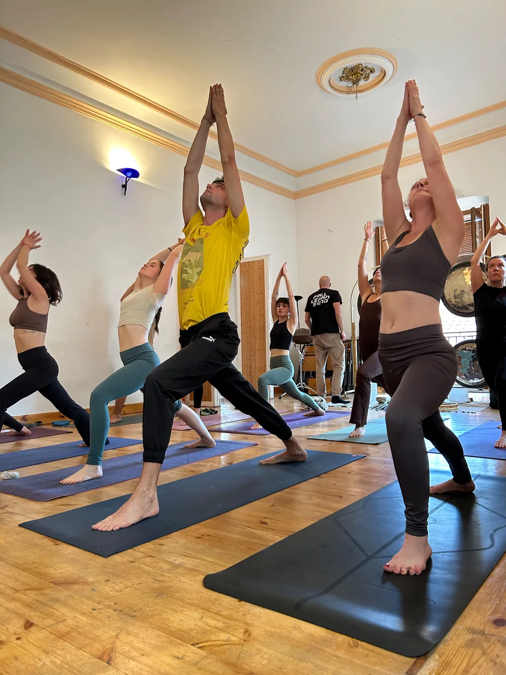 Clase de Rocket Yoga con estudiantes en postura de pie