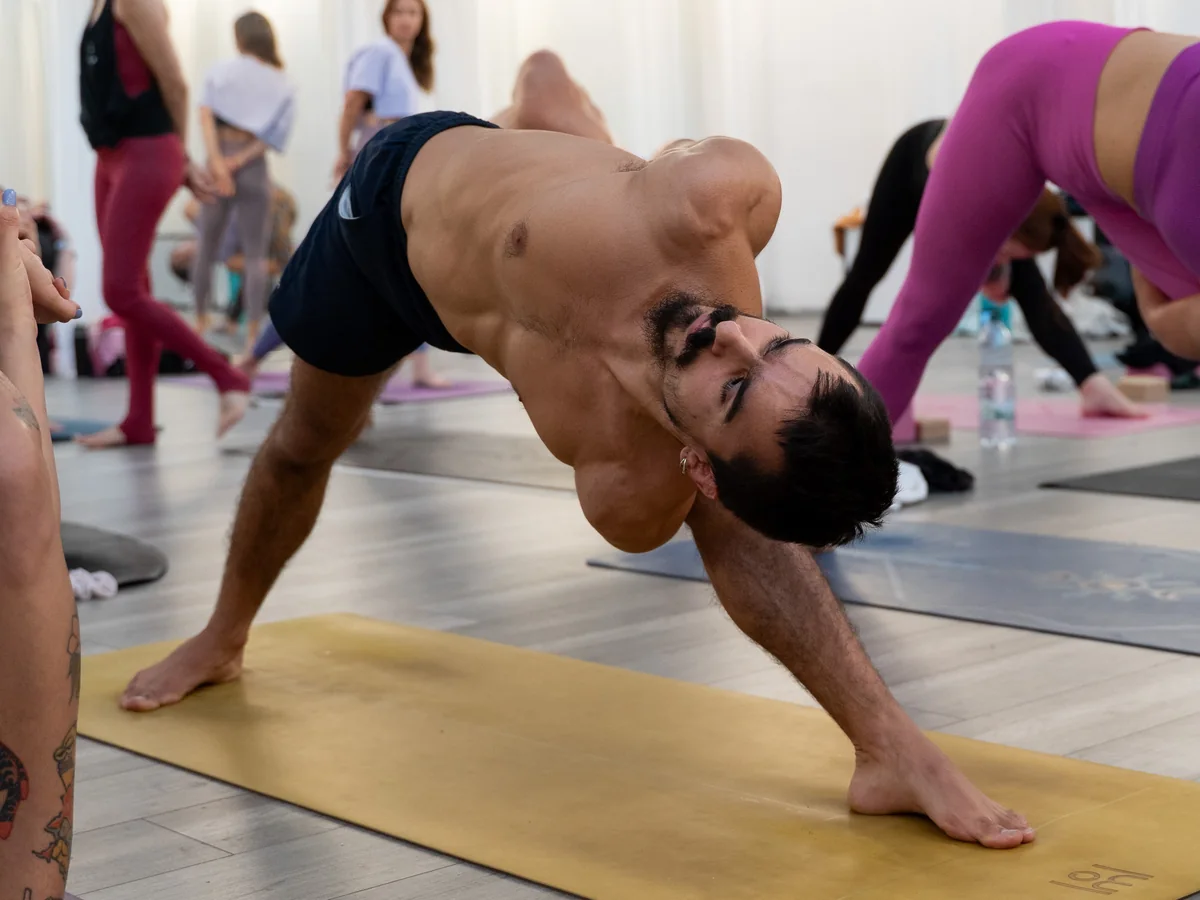 Practicante en transición lateral apoyado sobre una mano